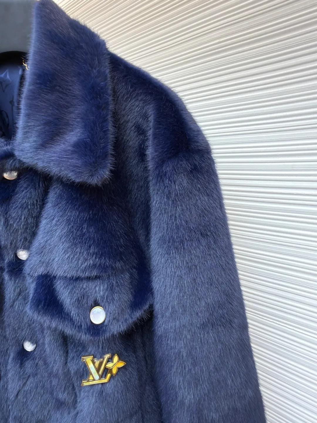 LOUIS VUITTON letter logo mink fur jacket ●Original version: Purchased and developed for 169000 ●Item number: 1681420-D10 ●Fabric: mink fur fabric ●Technology: embroidery ●Color: navy ●Version: fitted version ●Weight: about 1065 grams ●Size: 46-48-50-52 ●Description: This jacket is made of high-end imitation mink velvet fabric, which is soft and fluffy to the touch and has excellent warmth retention. The lapel design adopts three-dimensional tailoring + precision sewing technology, and the collar shape is crisp and naturally connected with the body. The placket button is a custom-made blue-green metal button, which creates a visual contrast with the white fabric. It is sewn in precise position and opens and closes smoothly. The large pockets on both sides use three-dimensional bag-shaped technology, and the bag mouth echoes the buttons, combining practicality and design. The inner lining is made of the brand's classic pattern printed fabric, which is combined with the outer layer of plush fabric through laminating sewing technology to create a strong sense of layering. The overall cut is a loose-shouldered version, and the multi-piece structure is spliced ​​to create a casual and trendy wearing effect while ensuring comfort and freedom during movement. It is a fashionable item that combines luxurious plush texture with exquisite craftsmanship. The overall wiring is straight and delicate, the fabric is comfortable and soft, and the color is consistent without color difference. It can be matched with the same style to create a fashionable look and control various occasions. Customized accessories, complete with three standards, same style for men and women!